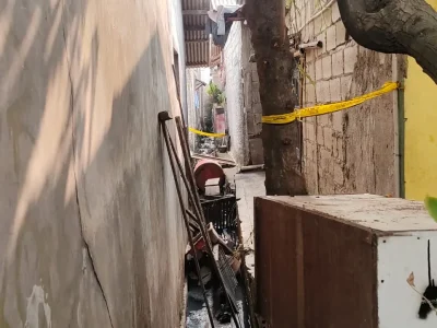 DIBERI GARIS KUNING: Lokasi kejadian penemuan mayat dalam toren air di Pondok Aren. (Foto: Irfan/Nyata)
