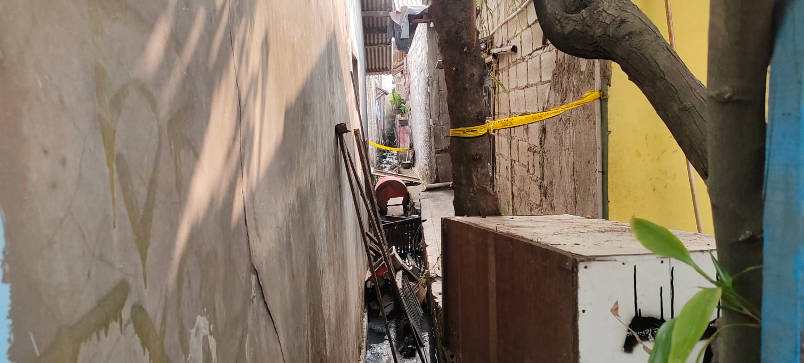 DIBERI GARIS KUNING: Lokasi kejadian penemuan mayat dalam toren air di Pondok Aren. (Foto: Irfan/Nyata)