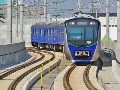 MRT Jakarta berhenti beroperasi untuk sementara waktu imbas crane yang menimpa lintasan. (Foto: RailPictures.Net/Rendra Swariyan Habib)