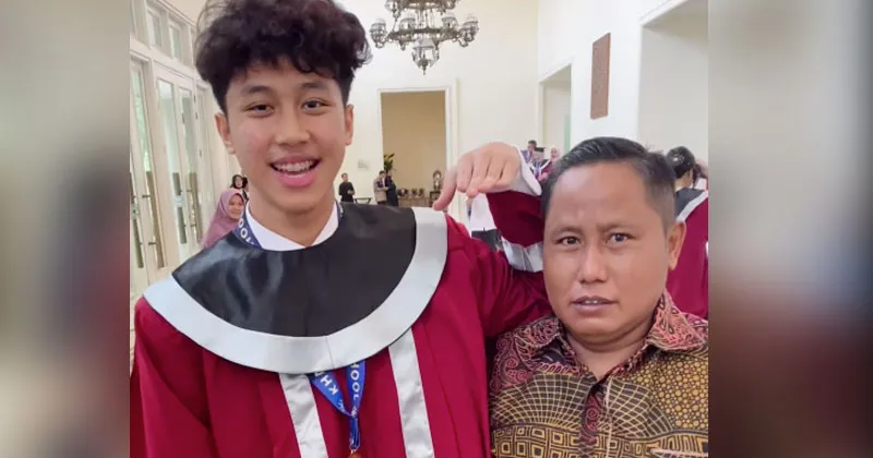 Pesona Ganteng Sena, Putra Sulung Narji yang Viral Waktu Wisuda