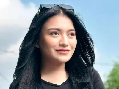 Nathalie Holscher buka suara soal ketidakhadirannya di pernikahan anak sambungnya, Rizky Febian. Foto: Dok. Instagram @nathalieholscher