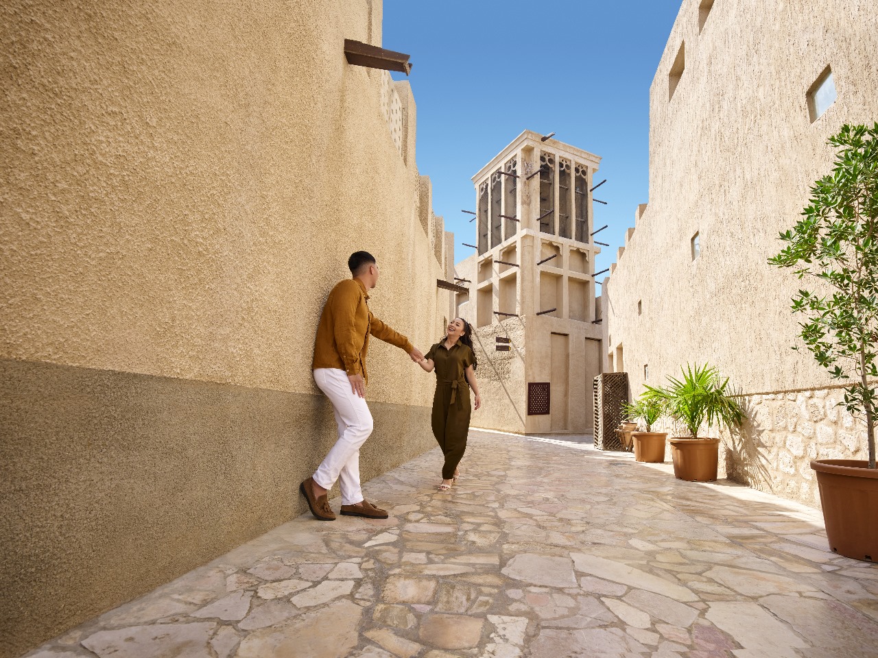 WISATA KE DUBAI: Nikita Willy dan Indra Priawan berfoto di bangunan sejarah Al Fahidi. Foto: Departemen Ekonomi dan Pariwisata Dubai.