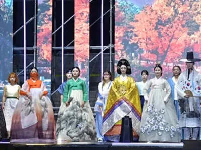 Peragaan Busana Hanbok K-HERITAGE di ajang K-Pop World Audition. (Foto: kcultureexpo.com)