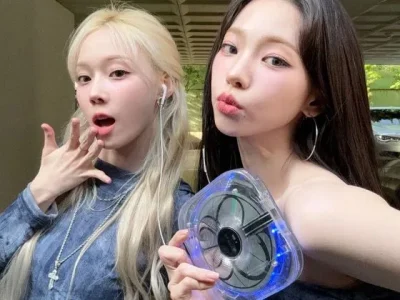 Personil girl group K-pop aespa Karina dan Winter memamerkan CD Player yang dirilis dalam album terbaru mereka “Armageddon”. (Foto: Instagram/@katarinabluu)