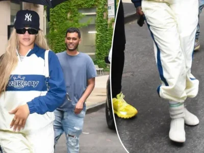 Penampilan Rihanna dengan sepatu mirip kaos kaki berharga fantastis. Foto: Dok. GC Images