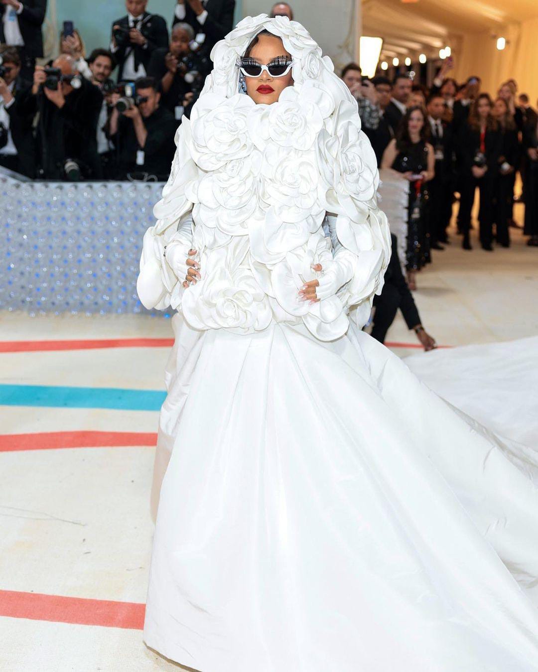 NYENTRIK: Penampilan Rihanna saat hadir di Met Gala 2023. (Foto: Getty Images/Instagram/metgala.official)