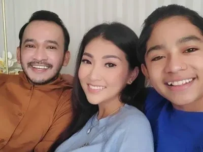 DITERPA BERITA MIRING: Sarwendah saat bersama Ruben Onsu dan Betrand Peto. Foto: Dok. Instagram @sarwendah29