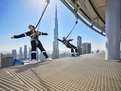 LIBURAN: Nikita Willy dan suami mencoba Edge Walk Sky Views, Dubai. Foto: Departemen Ekonomi dan Pariwisata Dubai.