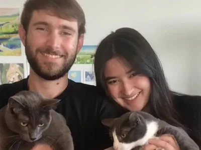 Sambil menggendong kucing, Stephanie Poetri dan kekasih bulenya Asher tampak bahagia usai melakukan tunangan. (Foto: Instagram/@stephaniepoetri)