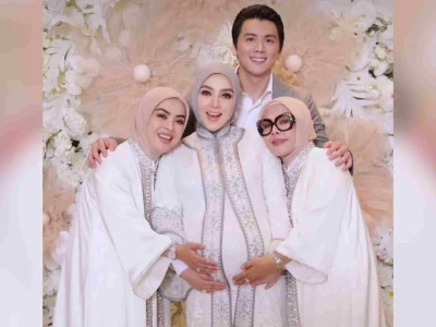 BAHAGIA: Syahrini gelar tasyakuran hamil 7 bukan bersama keluarga besarnya. (Foto: Instagram/aisyahrani)