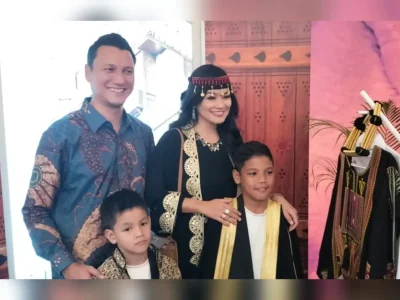 PULANG UMRAH: Titi Kamal beserta suami dan dua anaknya berbagi pengalaman selama berwisata di Arab Saudi. (Foto: Yanuar/Nyata)