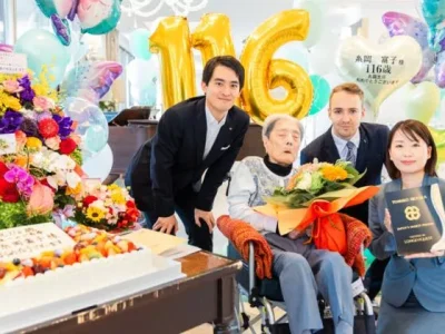 ORANG TERTUA KEDUA: Momen ulang tahun Tomiko Itooka ke-116 yang dihadiri Walikota Kota Ashiya, Ryoshuke Takashima (sebelah kanan) pada Kamis (23/5/2024). (Foto: LongeviQuest)