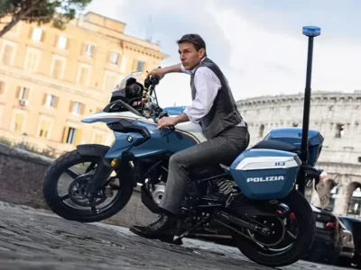 Tom Cruise saat syuting film Mission Impossible 8 di London. (Foto: Alamy Stock Photo/Getty Images/DailyMail)