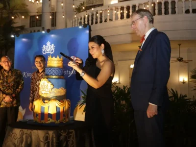 Perayaan ulang tahun Raja Belanda yang ditandai dengan potong kue dan jamuan makan malam di Surabaya. (Foto: Ikhsan/Nyata)