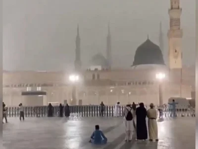 Hujan lebat tampak di area Masjid Al-Nabawi, salah satu wilayah yang juga dilanda banjir Madinah. (Foto: X/Akasuke327)