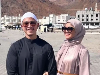 Kaesang Pangarep dan Erina Gudono saat menikmati ibadah umrah. Foto : Instagram/erinagudono