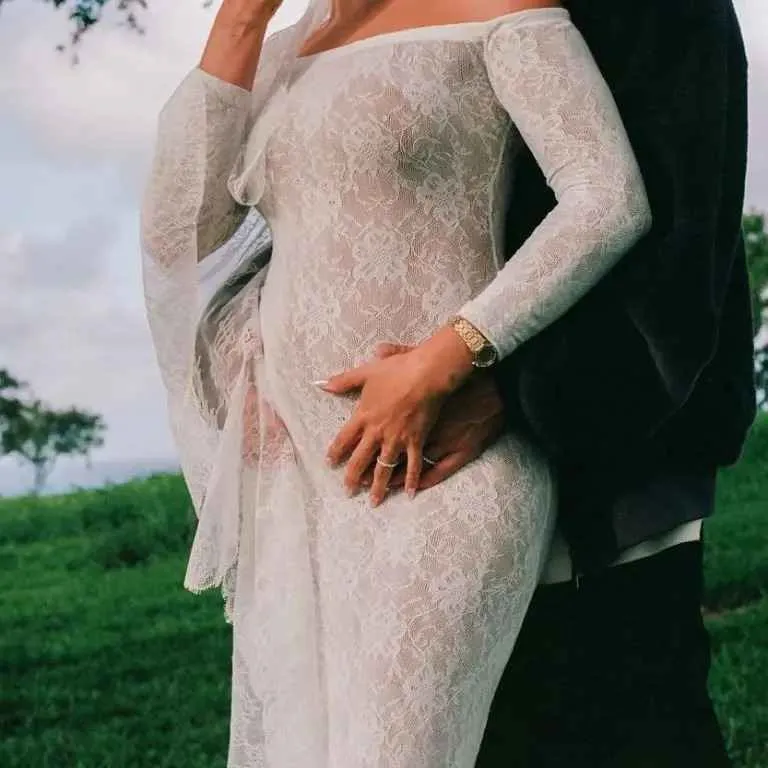 Justin Bieber memperlihatkan baby bump istrinya, Hailey. Foto: Dok. Instagram @haileybieber