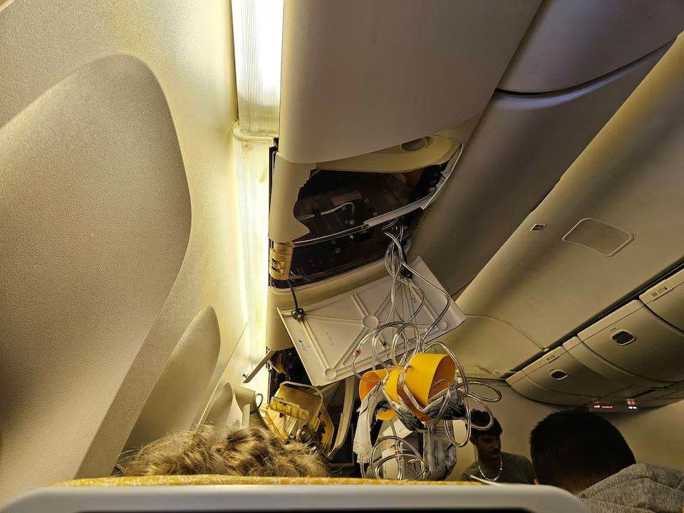 Kondisi pesawat Singapore Airlines usai mengalami trobulensi. Foto : Obtained by Reuters/Handout via REUTERS