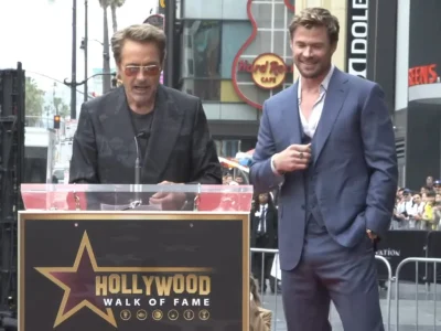 Chris Hemsworth (kanan) saat upacara terima bintang Hollywood Walk Of Fame. Foto: Dok. YouTube Variety