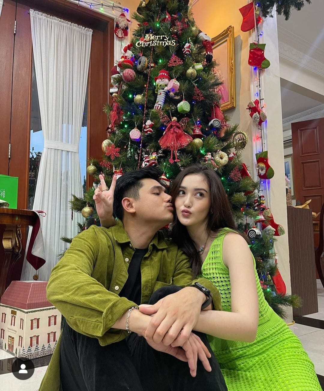 Rayn Wijaya dan Ranty Maria saat merayakan natal. Foto: Dok. Instagram @rantymaria