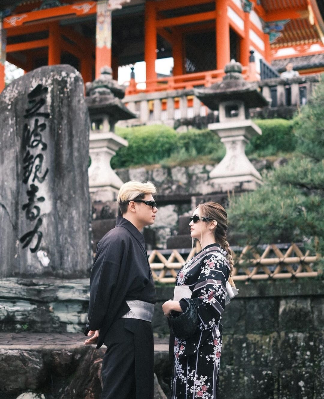 Rayn Wijaya dan Ranty Maria saat liburan bersama ke luar negeri. Foto: Dok. Instagram @rantymaria