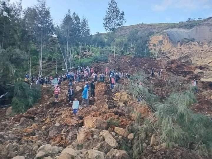 Papua Nugini longsor yang menimbun salah satu desa di Provinsi Enga. (Foto: x/dambaana) 
