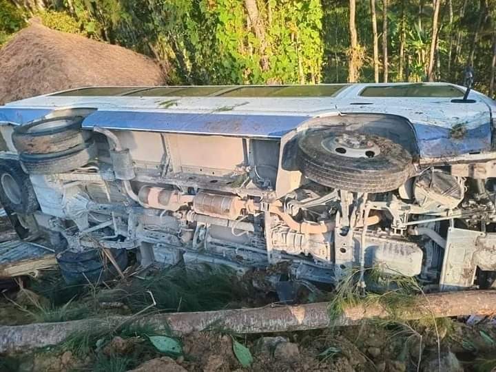 Kendaraan tampak terguling usai terkena longsor di Papua Nugini. (Foto: X/dambaana)