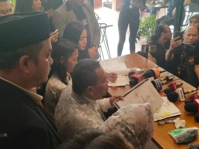 Hotman Paris dalam konferensi pers soal Kasus Vina Cirebon (Foto: Irfan Julyusman/Nyata)