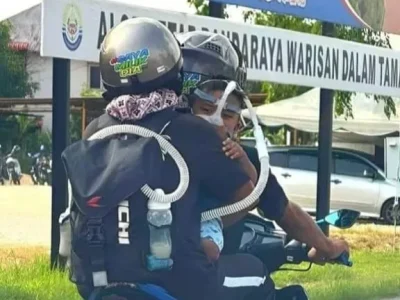 Pasangan Malaysia yang viral bawa anaknya yang sakit pernafasan naik motor akhirnya menikah. Foto: Dok. South China Morning Post