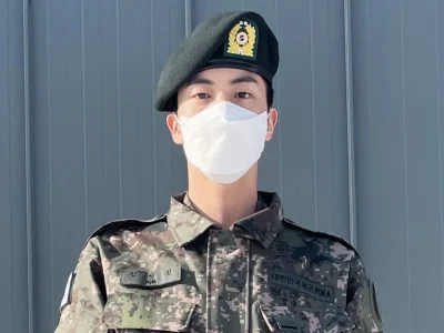 Jin BTS bakal selesai wamil bulan depan. Foto: Dok. Weverse