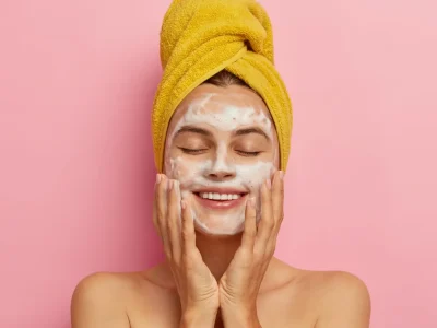 Tips menentukan pembersih wajah yang cocok dengan jenis kulit. Foto: Dok. Freepik