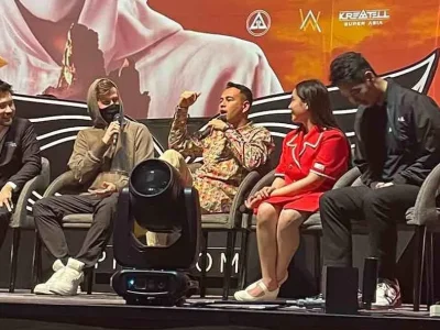 Alan Walker (dua dari kiri) disebut Raffi sebagai DJ paling merakyat. (Foto: Dok. Nyata)