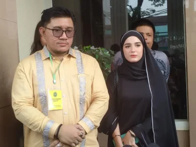 Yasmine Ow bersama pengacaranya saat menghadiri sidang perdana perceraian dengan Aditya Zoni. (Foto: Bayu/Nyata)