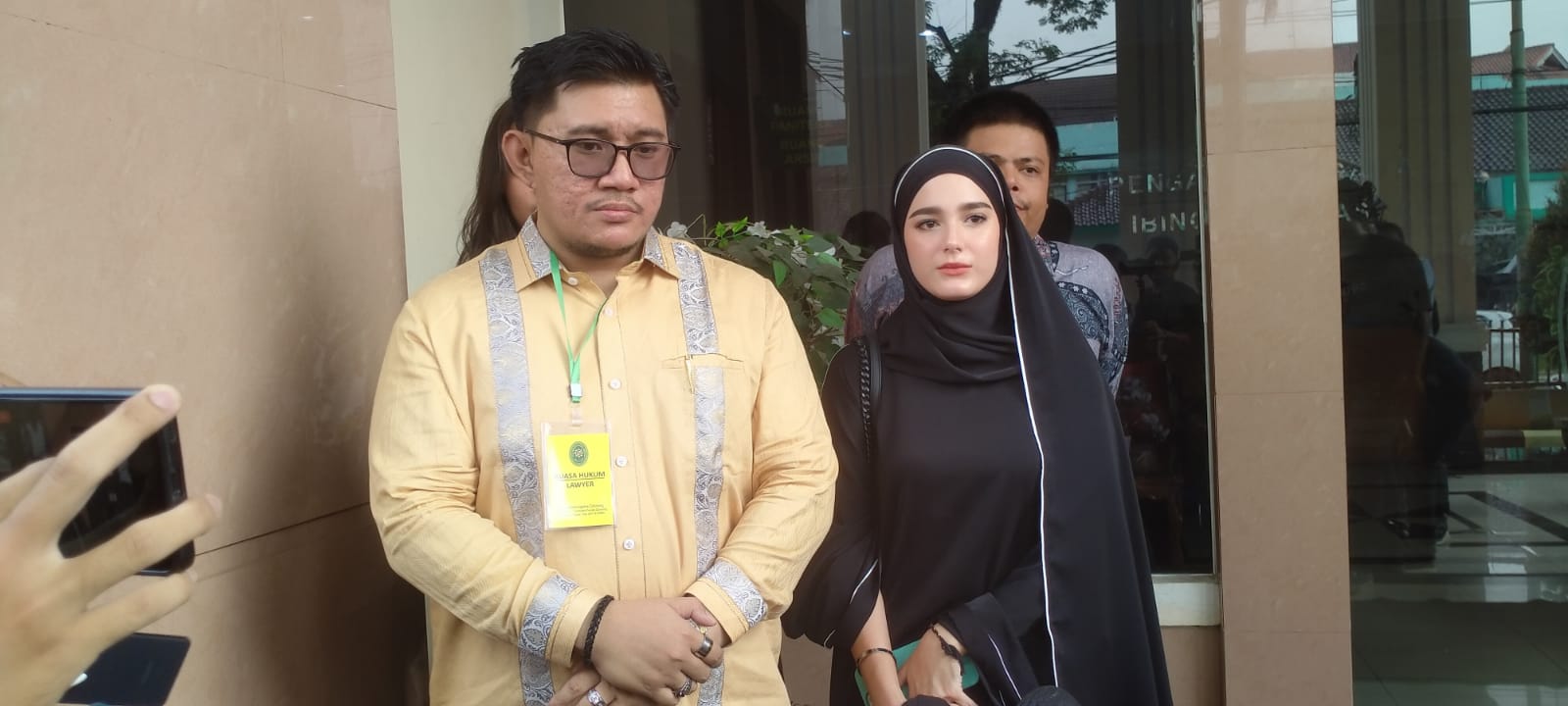 Yasmine Ow bersama pengacaranya saat menghadiri sidang perdana perceraian dengan Aditya Zoni. (Foto: Bayu/Nyata)