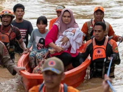 EVAKUASI: Banjir Sulsel di Kabupaten Luwu. (Foto: Antara Foto/Hariandi Hafid)