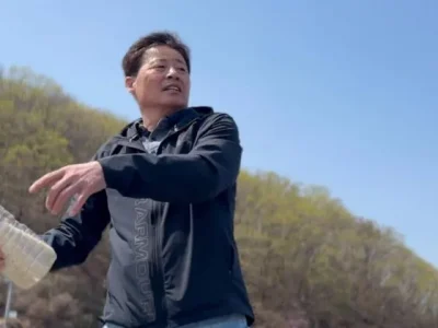 PEMBELOT: Park Jung-oh mengirim botol-botol plastik berisi beras ke Korea Utara selama hampir satu dekade. Foto : BBC Korea