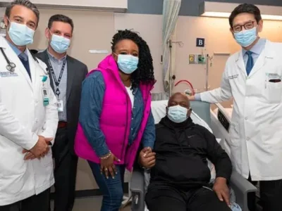 MENINGGAL: Rick Slayman (duduk mengenakan pakaian hitam), penerima transplantasi ginjal babi. Foto: Dok. Massachusetts General Hospital (MGH)