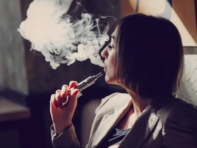 Ilustrasi perokok vape lebih berisiko terkena kanker paru-paru. (Foto: Freepik)