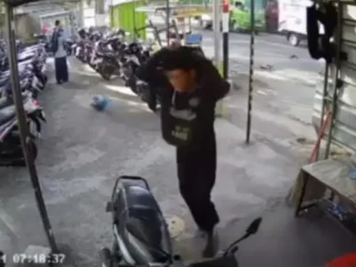 Sebuah video CCTV yang memeperlihatkan insiden kecelakaan antara pengendara motor dan truk tangki air di Mojokerto, Selasa (25/6) viral di media sosial. (Foto: X/Heraloebss)
