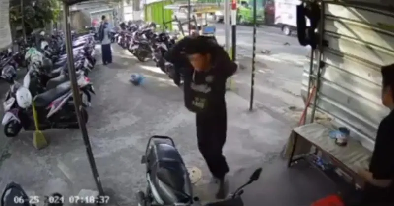 Ngeri! Motor Tabrak Truk di Mojokerto, Potongan Kaki Melayang