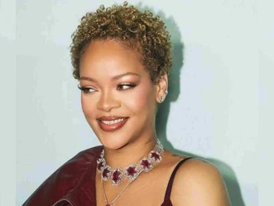 Penampilan Rihanna dengan rambut cepak. Foto : Instagram/badgalriri