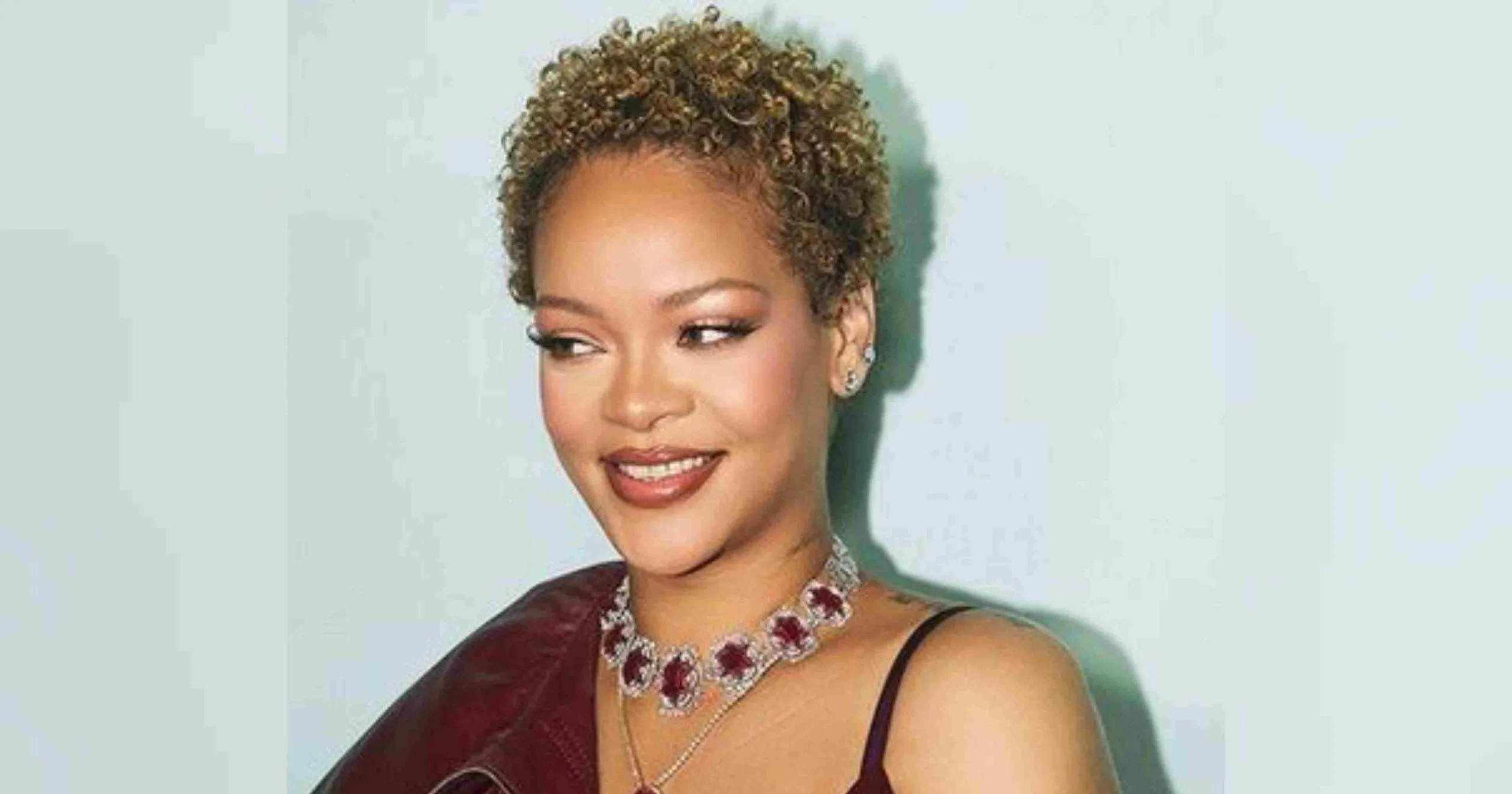 Rambut Rontok Usai Melahirkan, Rihanna Tampil dengan Gaya Baru