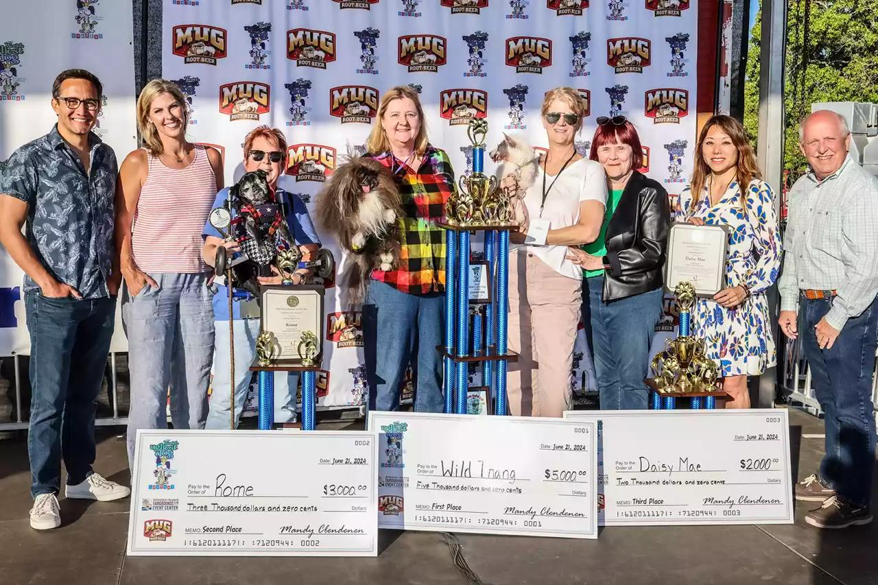 Wild Thang dan anjing-anjing pemenang Kontes Anjing Terjelek Sedunia lainnya saat menerima penghargaan. (Foto: World’s Ugliest Dog)