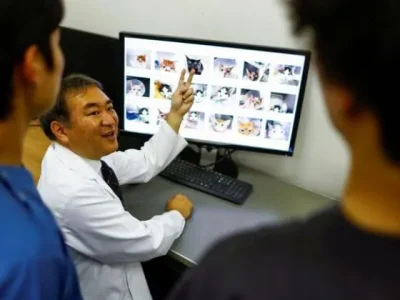 Kepala Pusat Medis Hewan Universitas Nihon, Profesor Kazuya Edamura, memberikan kuliah kepada mahasiswanya terkait diagnosis nyeri pada kucing. (Foto: Reuters)