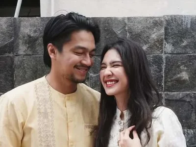 Potret mesra Deva Mahenra dan Mikha Tambayong. Foto : Instagram/miktambayong