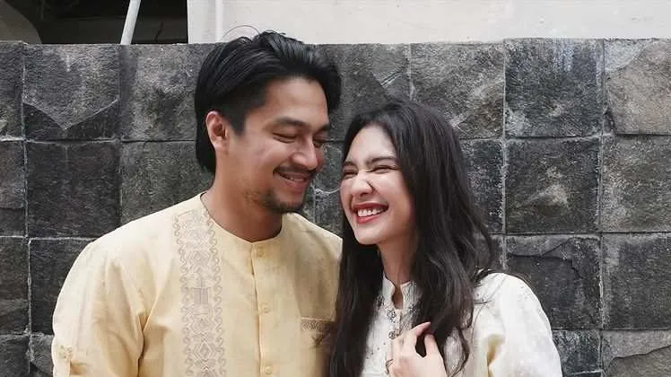 Alasan Deva Mahenra Nikahi Mikha Tambayong hingga Tunda Momongan