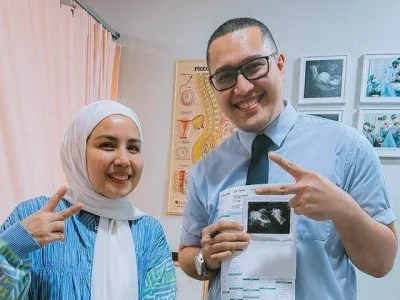 PROGRAM BAYI TABUNG: Tya Ariestya saat mengecek kondisi rahimnya bersama suami. Foto : Instagram/tya_ariestya