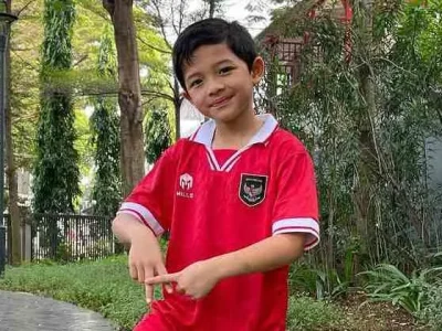 Arsya Hermansyah menjadi pendamping pemain Garuda di laga Indonesia vs Irak pada Kamis (6/6/2024). Foto : Instagram/ashanty_ash