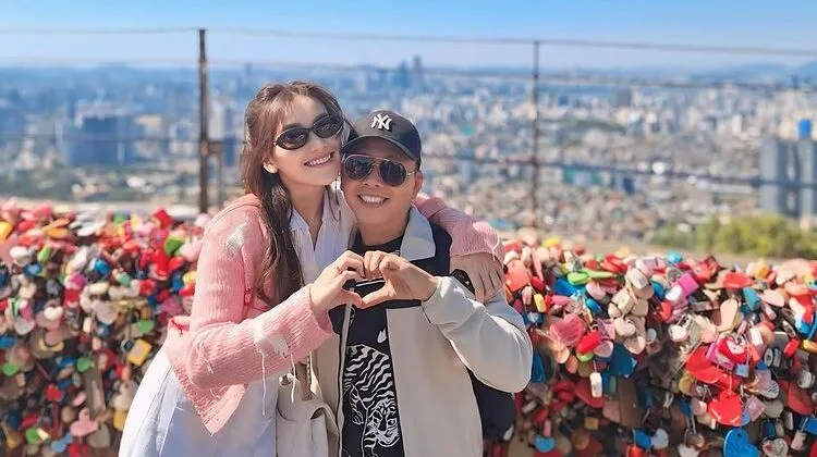 Ayu Ting Ting Sematkan Doa Haru di Ultah Ayah Rozak ke-62
