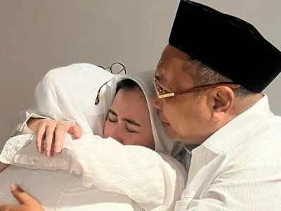 Prilly Latuconsina melepas keberangkatan kedua orang tuanya haji. Foto : Instagram/prillylatuconsina96
